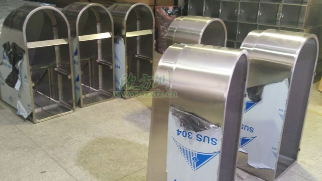 深圳市政垃圾強(qiáng)制分類(lèi)不銹鋼玻金塑紙垃圾桶廠(chǎng)家批量趕貨