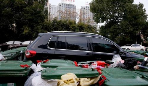 汽車(chē)被垃圾桶包圍是被惡搞還是得罪人了？